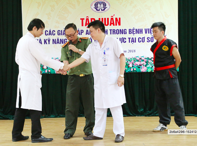 
Trung tá Đào Trung Hiếu hướng dẫn một vài kỹ năng tự vệ cho cán bộ y tế BVĐK tỉnh Phú Thọ. Ảnh: TL

