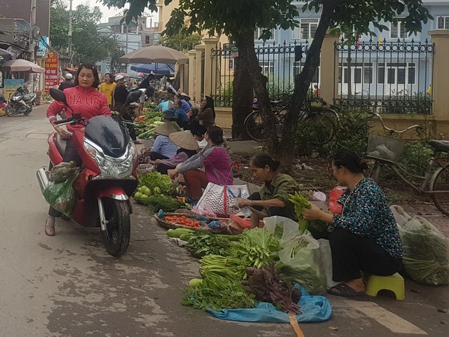 
Một góc khu chợ tự phát tại phường Phú Diễn.
