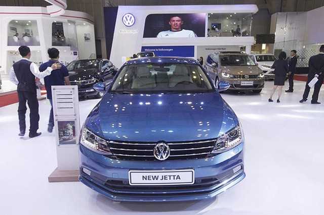 Volkswagen Jetta là mẫu xe nổi bật trong phân khúc sedan hạng C
 

Mẫu sedan nhập khẩu nguyên chiếc từ Đức này đang chịu sự cạnh tranh trực tiếp từ các đối thủ đến từ Hàn Quốc và Nhật Bản như Kia Cerato, Hyundai Elantra, Mazda3, Honda Civic, Ford Focus...

Với mức giá mới 899 triệu đồng, Volkswagen Jetta đã nhường vị trí giá cao nhất phân khúc C dưới 1 tỷ đồng cho Honda Civic nhập Thái Lan. Hiện giá Volkswagen Jetta đã thấp hơn 4 triệu đồng so với giá bán 903 triệu đồng của Honda Civic Turbo (bản 1.5 L cao cấp nhất).




Volkswagen Jetta được giảm 100 triệu đồng, về mức 899 triệu đồng.


 

Ngoài Volkswagen Jetta, trong đợt này, mẫu xe seda VW Passat GP cũng được giảm giá 84 triệu đồng. Mức giá mới cho mẫu xe sedan hạng D này là 1,266 tỷ đồng. Cách đây không lâu, mẫu Passat GP đã có đợt giảm giá 100 triệu đồng. Như vậy, tính tới nay, mẫu Passat GP đã được giảm tới 184 triệu đồng.

Không chỉ 2 dòng xe sedan của hãng Volkswagen được giảm giá khủng, từ sau Tết Nguyên đán, nhiều mẫu ô tô của các hãng xe khác cũng được giảm giá hàng trăm triệu đồng.

Mẫu xe nhập khẩu nguyên chiếc từ Nhật Bản Mitsubishi Pajero trong tháng 3 và tháng 4 được áp dụng mức giảm giá lên tới 164 triệu đồng, kéo giá bán về mức 1,956 tỷ đồng.

Đầu tháng 4, mẫu xe nhập khẩu Teana của hãng xe Nissan cũng được hạ giá tới 104 triệu đồng, kéo giá xe từ 1,299 tỷ đồng xuống còn 1,195 tỷ đồng (áp dụng cho cả 2 phiên bản Teana 2016 và 2017). Đầu năm 2018, Nissan cũng áp dụng mức giảm 191 triệu đồng đối với mẫu xe này. Tổng cộng, sau 2 lần thay đổi giá bán, Nissan Teana đã giảm tới 295 triệu đồng.




Mẫu crossover Honda CR-V mới được giảm đến 178-188 triệu đồng.


 

Đầu tháng 3, Honda Việt Nam cũng công bố giá bán chính thức cho các dòng xe nhập khẩu trong năm 2018. Trong đó, mẫu crossover Honda CR-V được hưởng ưu đãi thuế nhập khẩu 0%, nên giá bán sẽ giảm đến 178-188 triệu đồng so với lô đầu tiên nhập về hồi cuối tháng 12 năm ngoái.

Việc nhiều hãng xe cùng tung ra những chính sách giảm giá “khủng” là nhằm tăng sức cạnh tranh, giành thị phần, nhất là khi nhiều mẫu ô tô nhập khẩu nguyên chiếc từ khu vực ASEAN được miễn thuế nhập khẩu đã có mặt tại Việt Nam.

Theo Tuấn Dũng

Vietnamnet
