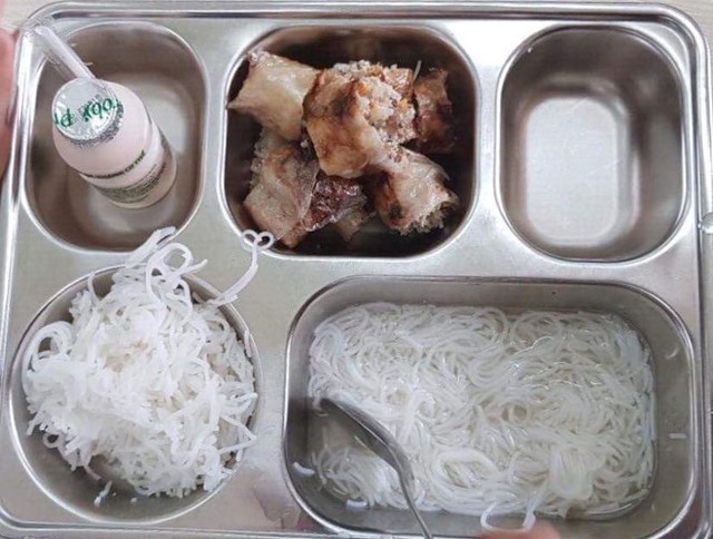 
Suất ăn trưa của học sinh Tiểu học trường Ban Mai. Ảnh: PHCC.
