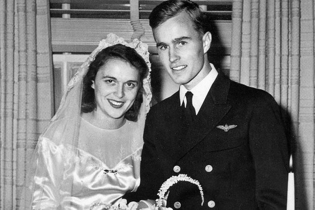 Barbara Bush và chồng kết hôn năm 1945