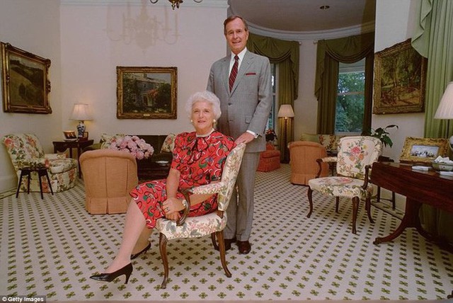 Cựu đệ nhất phu nhân Barbara Bush cùng chồng chụp ảnh kỷ niệm tại dinh thự khi ông George H.W. Bush giữ chức Phó Tổng thống năm 1983.