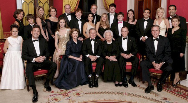 Cựu đệ nhất phu nhân Barbara Bush chụp ảnh kỷ niệm 60 năm ngày cưới, 6/1/2005 cùng gia đình tại Nhà Trắng. Ảnh: Rex/ Shutterstock.