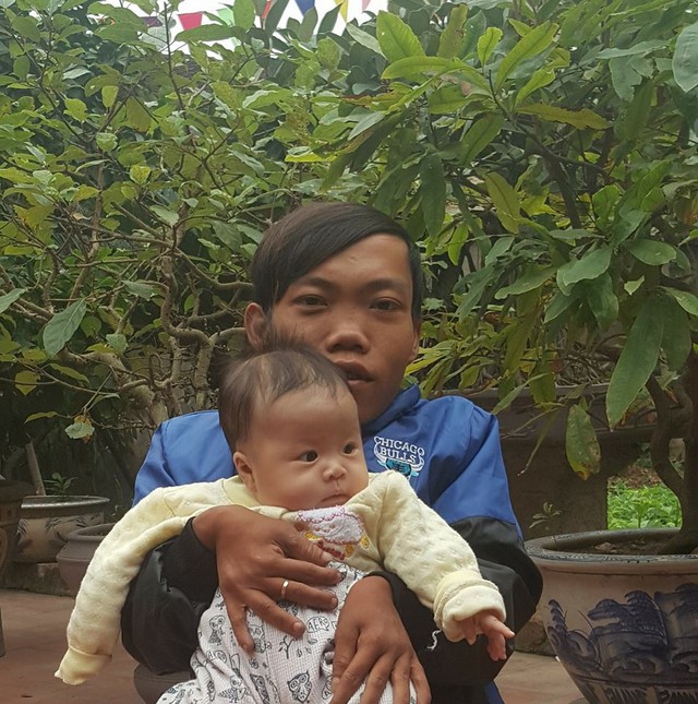 
Sự nỗ lực không ngừng khiến chú lùn Nguyễn Văn Thu có cuộc sống trọn vẹn như ngày hôm nay (ảnh gia đình cung cấp)
