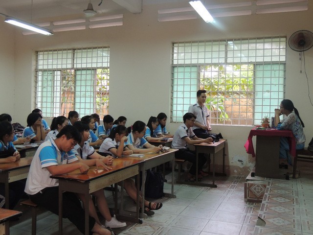 
Học sinh lớp 11A1 và cô Trần Thị Minh Châu trong buổi đối thoại sau sự việc cô giáo im lặng suốt nhiều tháng được thông tin đến dư luận
