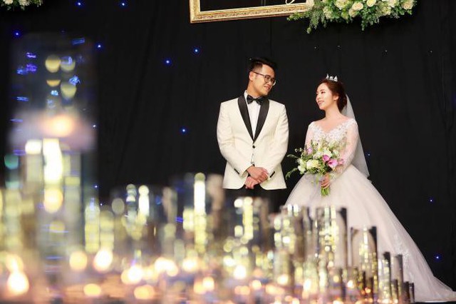 Tối 2.4, MC Đức Bảo và bà xã - BTV Phương Thảo đã chính thức làm lễ cưới tại một nhà hàng sang trọng ở Hà Nội, với sự góp mặt của dàn BTV Đài truyền hình VTV cùng một số nghệ sĩ thân thiết. 