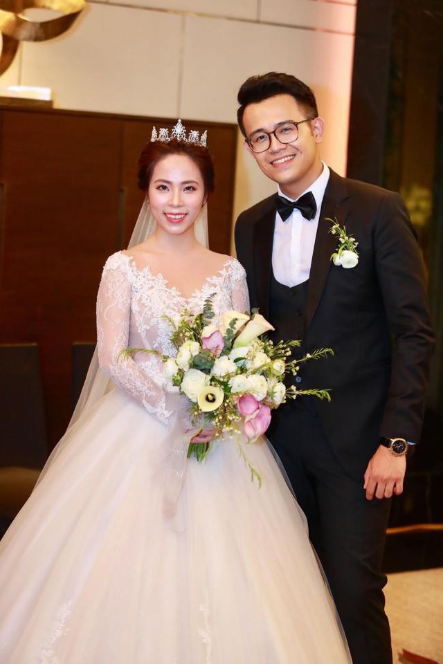 Chiều nay (2.4), hôn lễ của MC Đức Bảo và BTV Phương Thảo đã chính thức diễn ra tại một khách sạn sang trọng ở Hà Nội. 