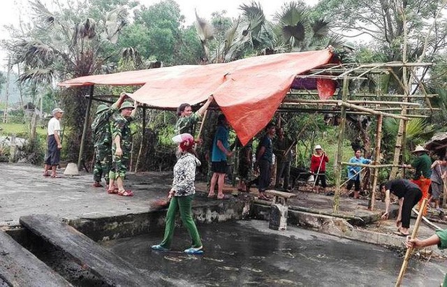 Mọi người đang chung tay dựng lại căn nh&agrave; tạm cho vợ chồng &ocirc;ng B&igrave;nh c&oacute; nơi chui ra, chui v&agrave;o. Ảnh: Thanh Trầm