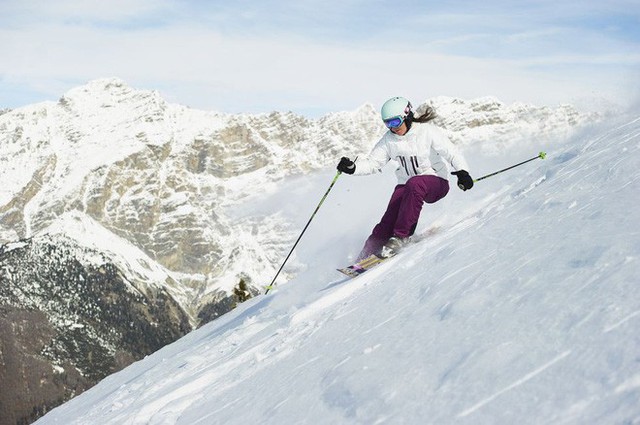 
Các hoạt động có nguy cơ bị ngã cao như trượt tuyết, đi xe đạp leo núi, trượt băng rất cần phải hạn chế với những người bị loãng xương.
