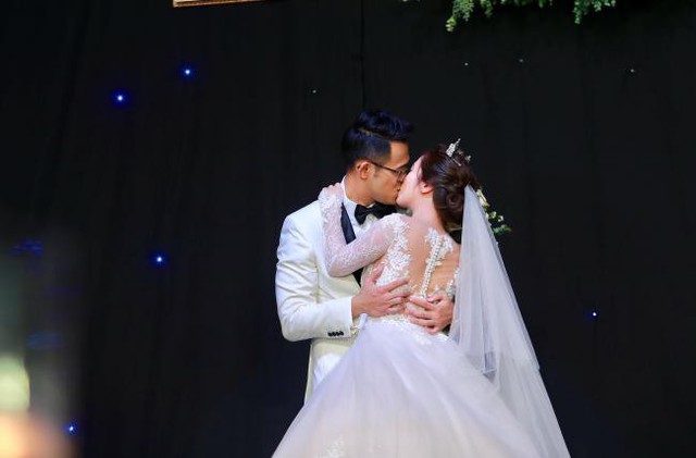 Nụ hôn của MC Đức Bảo dành cho bà xã kéo dài 10 giây, thể hiện tình cảm hạnh phúc của cặp đôi trong ngày cưới.