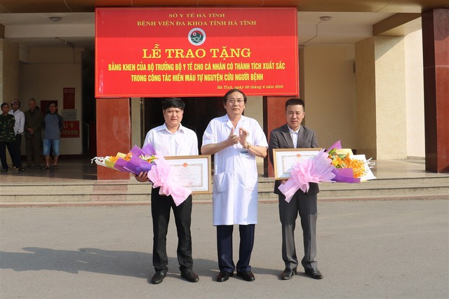 
BS Nguyễn Viết Đồng trao Bằng khen của Bộ trưởng Bộ Y tế cho hai cá nhân xuất sắc
