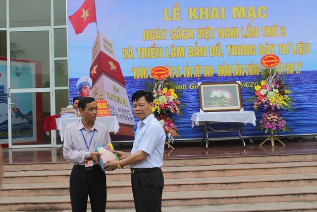 Ban tổ chức trao sách và ủng hộ sách cho các đơn vị của huyện Ninh Giang