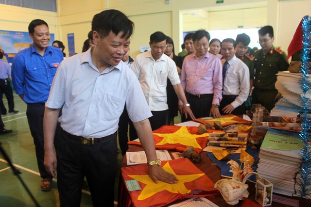 Những lá cờ và sản phẩn đặc trưng được mang về từ các đảo Hoàng Sa, Trường Sa là điểm nhấn trong triển lãm lần này. Ảnh: Đ.Tùy