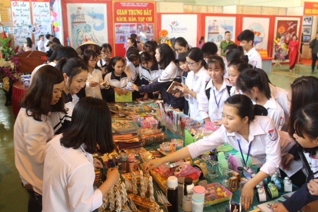 Ngày Sách Việt Nam lần thứ 5 và triển lãm tư liệu Hoàng Sa, Trường Sa của tỉnh Hải Dương diễn ra tại huyện Ninh Giang thu hút đông đảo các tầng lớp người dân và học sinh tham gia