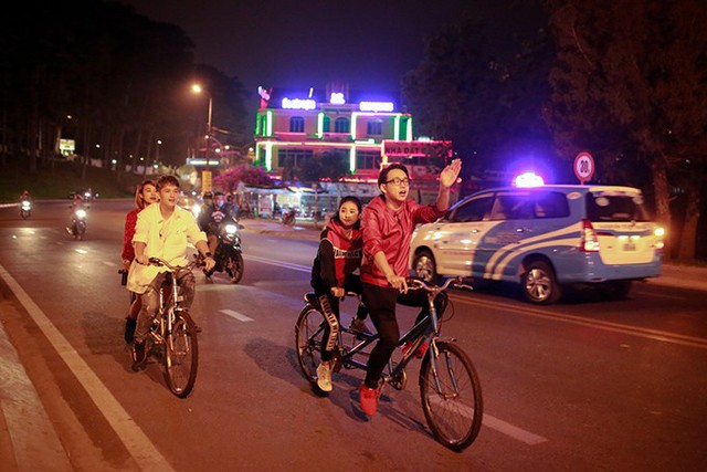 Huỳnh Anh - Hoàng Oanh, Quang Bảo - Trịnh Thảo bắt thành hai cặp chở nhau bằng xe đạp đôi vi vu quanh hồ Xuân Hương.