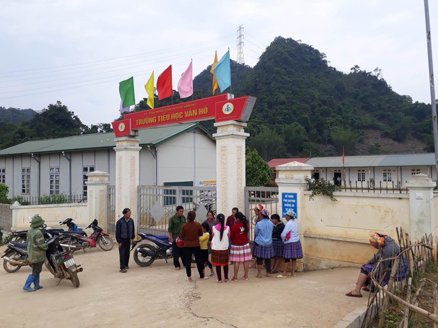 Nhiều người d&acirc;n tập trung tại trường học b&agrave;n t&aacute;n x&ocirc;n xao về vụ việc