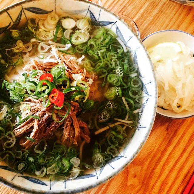 Ngoài món phở, nhà hàng còn bán thêm một số loại đồ ăn đậm chất quê hương như bún, nem rán, gỏi cuốn, cơm rang hay bánh cua chiên... Bên cạnh bao giờ cũng có thêm một đĩa hành muối để người Hàn Quốc cảm thấy quen thuộc hơn. Quán có phục vụ 2 phần là phở phần vừa (7.000 won, khoảng 140.000 đồng) và phần lớn (9.000 won khoảng 180.000 đồng) khá hợp lý với khu vực Seoul đắt đỏ.