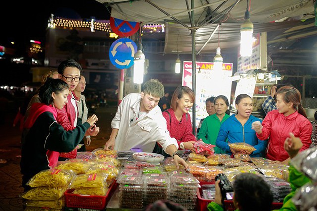 Sau thử thách hoá trang, 4 nghệ sĩ chọn mua các loại trái cây khô để mang về Sài Gòn làm quà cho người thân.