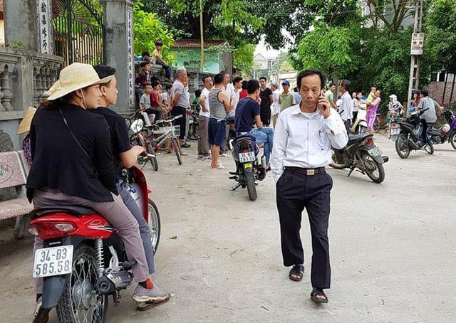 
Ông Phạm Xuân Bách - Trưởng Công an xã Ngọc Liên (mặc áo trắng) khẳng định, tin bắt cóc bé trai là sai sự thật. Ảnh: Ngoc Hoang Nguyen
