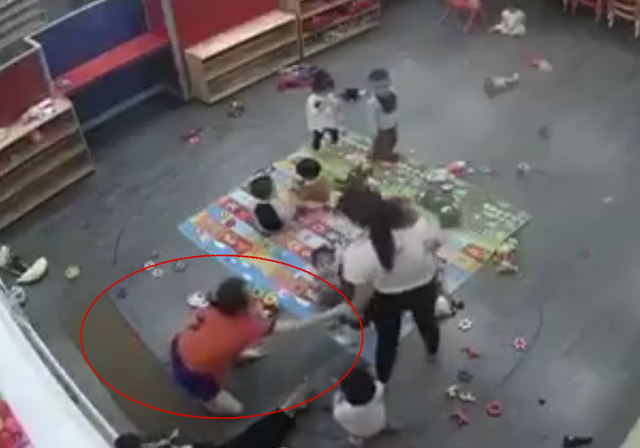 Hình ảnh nữ giáo viên đánh liên tiếp vào cháu bé khiến không ít người bức xúc (ảnh cắt từ clip).