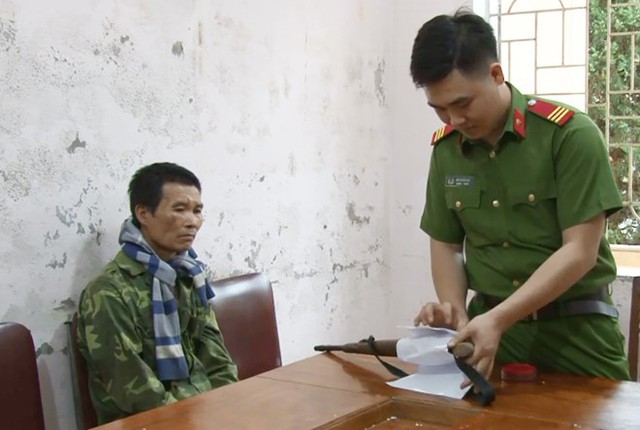 Ông Học Văn Đức tại cơ quan công an. Ảnh: Công an cung cấp.
Lúc bị truy bắt gắt gao, Đức lên biên giới rồi sang huyện Quế Phong ẩn náu, một trinh sát điều tra cho hay. Học Văn Đức sau đó di chuyển về một cánh rừng rậm cách nơi vợ con ông sinh sống gần chục km để trú ngụ.
Những ngày chưa liên lạc được với gia đình, ông Đức hái quả rừng, săn chim thú làm thức ăn để sống qua ngày. Thỉnh thoảng, ông ta mang lâm sản, thịt thú săn được đến các bản làng đổi nhu yếu phẩm.
Cho rằng công an quên chuyện của mình, Đức tìm cách liên lạc với gia đình. Người thân của ông sau đó bí mật cung cấp nhu yếu phẩm để ông ẩn dật trong rừng.
Thỉnh thoảng, ông Đức rời căn lều ở rừng về thăm vợ, con vào ban đêm. Người này thường trở lại nơi ẩn náu trước khi trời sáng.
Mật phục, ập vào lán trại bắt kẻ trốn nã 13 năm
Nhiều lần tổ chức vây bắt bất thành nhưng Công an huyện Tương Dương không bỏ cuộc. Sau nhiều tháng bám trụ ở khu vực ẩn náu của Đức, các trinh sát nắm được quy luật của nghi phạm bị truy nã đặc biệt nguy hiểm này.
Số súng công an thu được trong lán trại Đức ẩn náu. Ảnh: Công an cung cấp.
Theo công an, Đức sống biệt lập trong rừng và khi phát hiện biến, ông ta nhảy xuống khe rồi lẩn vào rừng. Trong lán trại của người này luôn thủ súng đã lên đạn, lựu đạn... để chống đối lực lượng chức năng.
Tối 14/4, biết Đức sẽ về thăm gia đình nên Công an huyện Tương Dương huy động lực lượng phối hợp với Đồn biên phòng Nhôn Mai triển khai kế hoạch vây bắt.
Để tránh kinh động, ảnh hưởng đến cuộc sống người dân, công an quyết định bắt Đức vào lúc ông này quay lại nơi trú ẩn.
Khoảng 23h khuya, Đức vừa bước chân đến lán trại của mình trong rừng thì bị các trinh sát ập đến bắt giữ.
Xã Nhôn Mai, huyện Tương Dương (chấm đỏ) - nơi Đức bị bắt giữ. Ảnh: Google Maps.