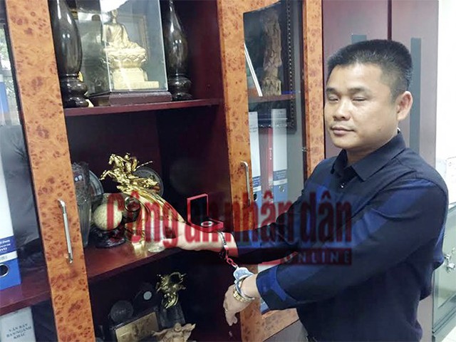 
Nguyễn Văn Thắng và lọ ngâm đốt ngón tay của anh T. (ảnh: Công an Nhân dân)
