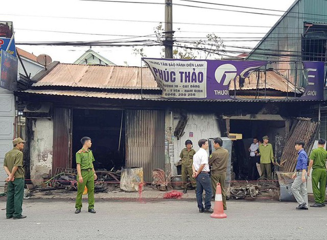 Căn nhà cấp 4 nơi xảy ra vụ cháy. Ảnh: N.Đ.

Hỏa hoạn khiến chị Thảo (36 tuổi) và 2 con (10 tuổi và 6 tuổi) tử vong. Nhiều đồ đạc trong nhà hư hỏng.

Ông Phạm Văn Lưu, Chủ tịch xã Yên Tiến cho biết gia đình chị Thảo trú ở huyện Nghĩa Hưng (cùng tỉnh) và đến địa phương thuê căn nhà trên để kinh doanh.




Lực lượng chức năng khám nghiệm hiện trường. Ảnh: N.Đ.


 

Người chồng đi lắp điều hòa ở Thanh Hóa lúc xảy ra vụ cháy. Hai cháu bé tử vong gồm một bé trai và một cháu gái, ông Lưu thông tin.

Theo lãnh đạo xã, ngôi nhà có nhiều vật liệu dễ cháy, rộng hơn 60 m2 và kết cấu tường gạch. Vị này nhận định có thể ba mẹ con chị Thảo ngủ say nên không kịp chạy ra ngoài khi có cháy.

Trưa 22/4, Công an huyện Ý Yên tiếp tục khám nghiệm hiện trường.




Xã Yên Tiến cách TP Nam Định hơn 20 km. Ảnh: Google Maps.

