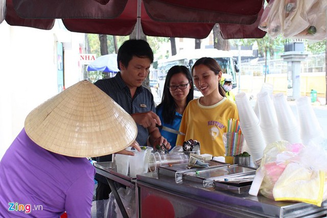 Mỗi ngày, xe dừa tắc này bán ra hơn 400 trái. Ảnh: Phúc Minh.