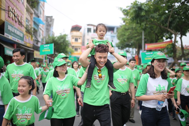 
Diễn viên Hồng Đăng cùng bé Nhím và Kẹo - những thành viên nhiệt tình nhất của đoàn đi bộ.
