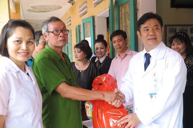 
PGS.TS.BS Đinh Ngọc Sơn cùng các y bác sĩ, Mạnh Thường Quân trực tiếp trao quà cho các bệnh nhân là gia đình chính sách, khó khăn
