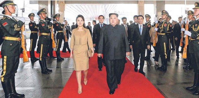 Bà Ri tự tin sánh bước cùng ông Kim trong chuyến thăm chính thức đến Bắc Kinh, Trung Quốc.