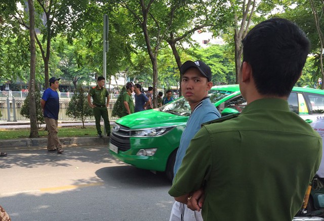 Công an khám nghiệm hiện trường. Ảnh: Lê Trai.