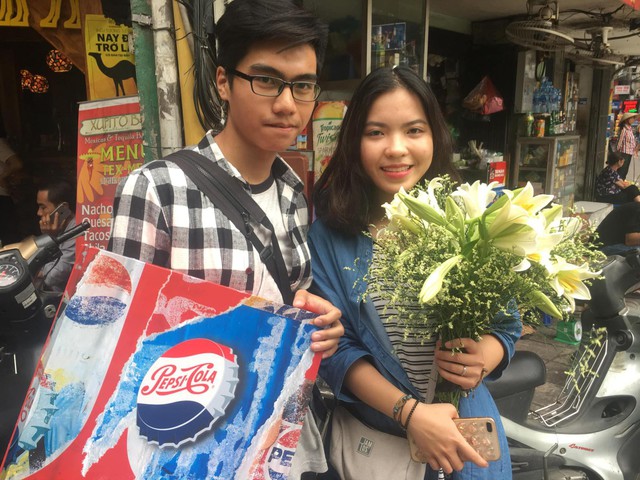 Quỳnh Anh rất hạnh phúc khi nhận được bó hoa loa kèn “chuẩn mùa” từ chương trình