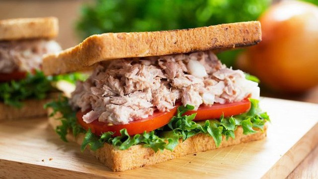 
Bánh sandwich cá ngừ, trứng luộc và thức ăn có tỏi bạn cũng nên tránh. Bạn nên nhớ toàn bộ hành khách trên máy bay chắc chắn không muốn ngửi mùi thức ăn của bạn.
