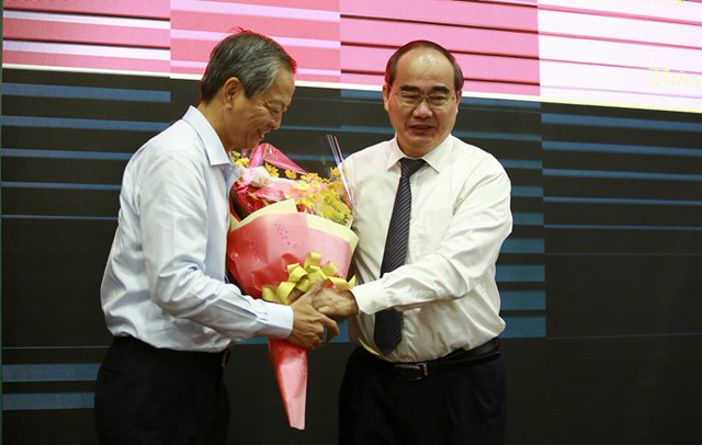 Bí thư Thành ủy TP.HCM, Nguyễn Thiện Nhân tặng hoa động viên ông Lê Văn Khoa. Ảnh: V.Dũng