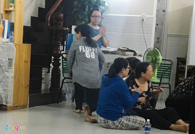 Mẹ chị Tuyết (áo đen, ngồi) liên tục gào thét gọi con. Ảnh: Hoài Thanh.