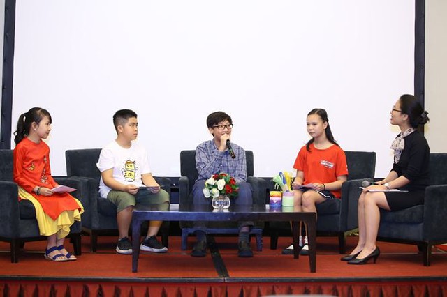 Cô bé Bống chè bưởi - Nguyễn Quang Nhật Minh( áo trắng)- Nguyễn Phúc Thạch Anh( áo kẻ)- Nguyễn Ngọc Khánh Linh ( từ trái qua phải)