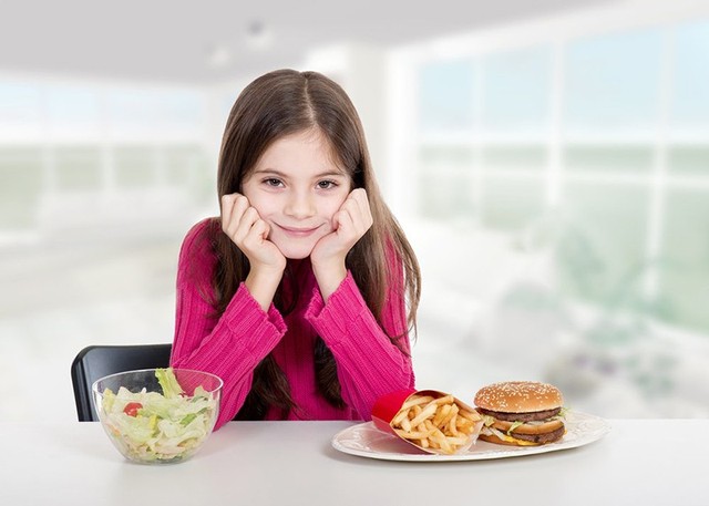 Bữa ăn thiếu cân đối, không đủ dưỡng chất sẽ hạn chế sự phát triển chiều cao của trẻ