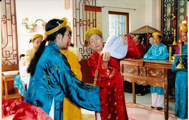 
Chủ t&ecirc;́ (chị gái &ocirc;ng Tài) đ&ocirc;́t văn t&ecirc;́ gửi t&acirc;m nguy&ecirc;̣n đ&ecirc;́n cha &ocirc;ng.
