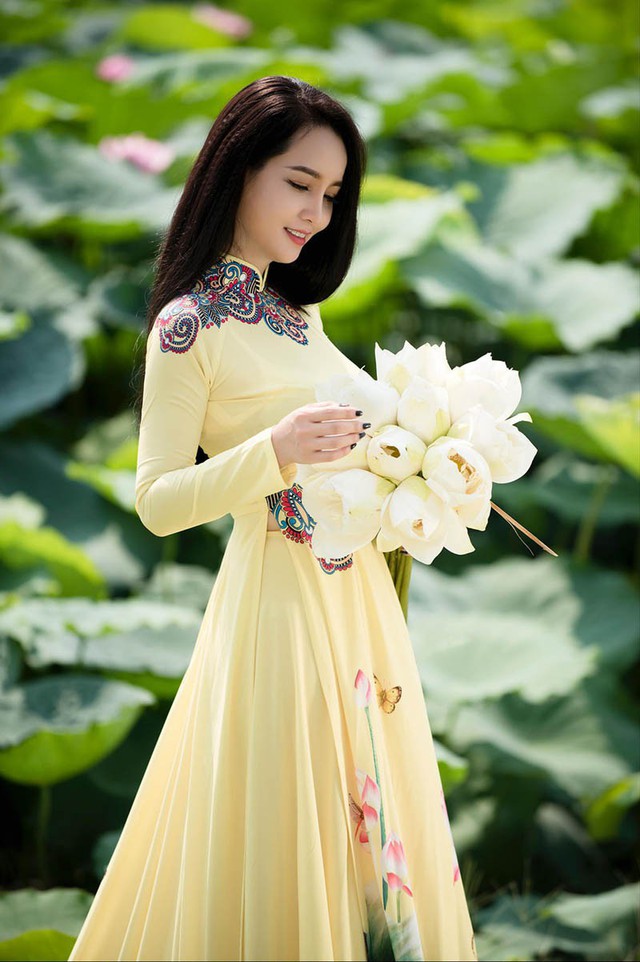 C&ugrave;ng sinh năm 1979, Mai Thu Huyền thời gian đầu nổi tiếng trong nhiều vai diễn ở c&aacute;c bộ phim truyền h&igrave;nh. Sau đ&oacute; c&ocirc; &iacute;t xuất hiện hơn để tập trung chăm lo cho tổ ấm của m&igrave;nh. C&ocirc; lấy chồng đại gia hơn 7 tuổi v&agrave; hiện tại c&oacute; 2 thi&ecirc;n thần nhỏ v&ocirc; c&ugrave;ng đ&aacute;ng y&ecirc;u.
