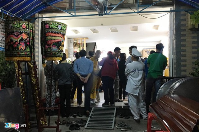 Mọi người tập trung khi quan tài được đưa đến. Ảnh: Hoài Thanh.