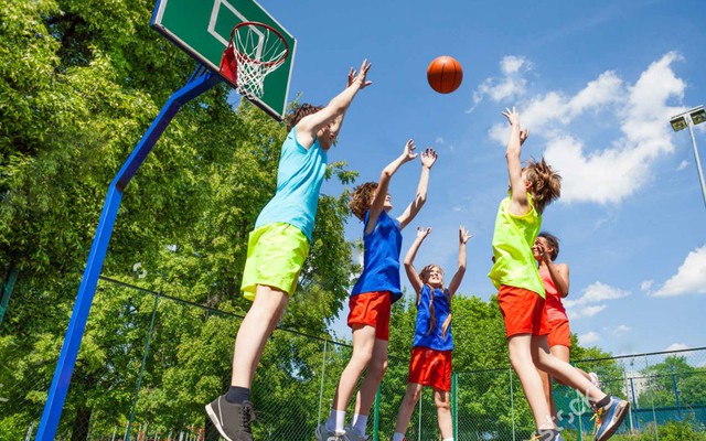 Tham gia các môn thể thao vận động ngoài trời giúp trẻ cao lớn hơn