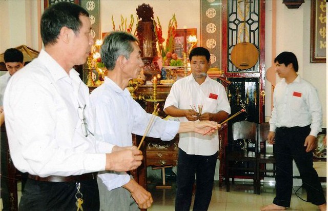
 Anh em trong Đoàn t&ocirc;̣c d&acirc;ng hương.
