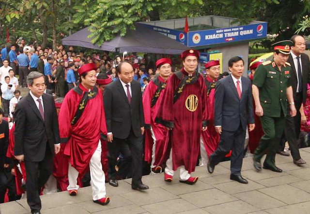 
Lãnh đạo Đảng, Nhà nước di chuyển lên Đền Thượng để thực hiện nghi lễ dâng hương.
