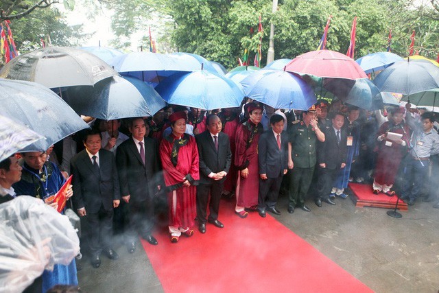 
Thủ tướng Nguyễn Xuân Phúc cùng các đại biểu dâng hương tại Đền Thượng.
