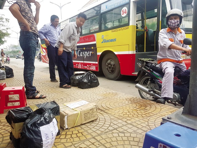 
Một điểm trả hàng của các xe buýt chạy tuyến 54 tại phố Lý Thái Tông, TP Bắc Ninh.     Ảnh: T.TUẤN
