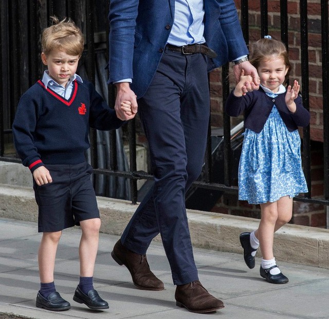 Bố William đưa Hoàng tử George và Công chúa Charlotte đến thăm em. (Ảnh: Internet)