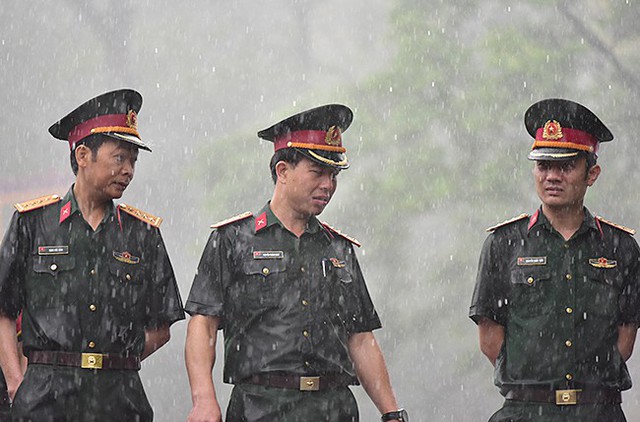 
Rất nhiều chiến sĩ với chiếc áo ướt đẫm nước mưa khiến nhiều người cảm động.
