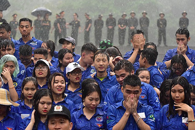 
Hơn 300 sinh viên tình nguyện lập hàng rào dưới mưa giữ gìn trật tự. Họ là sinh viên các trường Cao đẳng - Đại học trên địa bàn tỉnh Phú Thọ và hội đồng hương sinh viên Phú Thọ tại Hà Nội.
