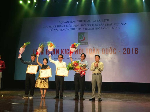 Thứ trưởng Bộ VHTTDL Vương Duy Biên trao giải Vàng cho các Nhà hát vở diễn xuất sắc.